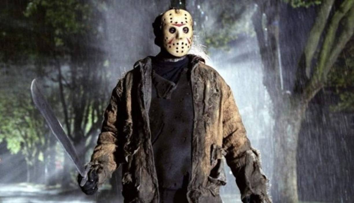 Jason Voorhees<br/><br/>Protagonista de la serie de películas de terror 'Viernes 13'. En 1957, siendo un niño, Jason supuestamente muere ahogado en el Lago Cristal luego de sufrir abusos por parte de los demás niños que se burlaban de su enfermedad: hidrocefalia. Pero no murió, huyó al bosque y allí permaneció oculto. Una vez ya adulto regresa y comienza a asesinar a las personas, principalmente a jóvenes que deciden acampar en los alrededores del Lago Cristal.