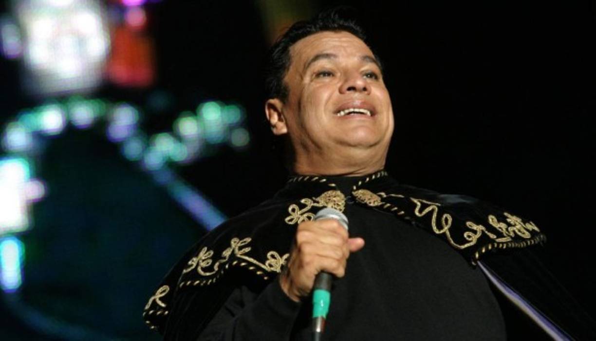 Hijo de padres campesinos, Juan Gabriel se enfrentó a la pobreza desde niño, a la soledad en un orfanato, a la cárcel de un crimen que no cometió y a los señalamientos de una sociedad conservadora. Recibió su primer contrato en una discografía a los 21 años y entonces nació Juan Gabriel, nombre que usó en honor a su padre y a su maestro de la escuela que le ayudó a dejar atrás una vida de tragedias.