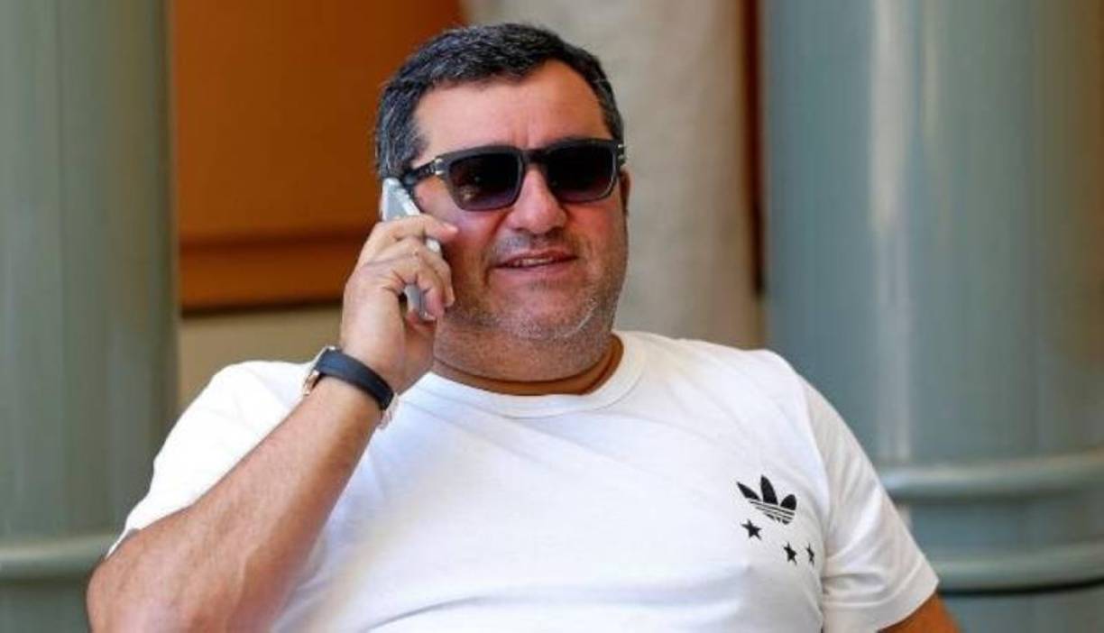 Su padre, un mecánico napolitano, abrió un restaurante de comida italiana en Países Bajos al que puso de nombre “Napoli” y donde Raiola empezó a trabajar con solo 11 años, sirviendo platos de pasta y pizza.