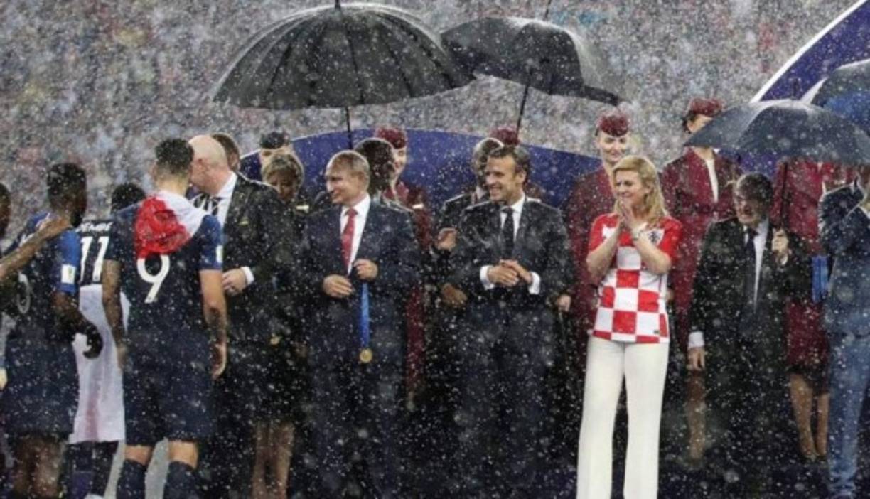 En la final Francia-Croacia mostró su parte más sencilla y humilde. Esta imagen se vuelto viral por no ocupar un paraguas mientras caía la lluvia y los jugadores eran premiados.