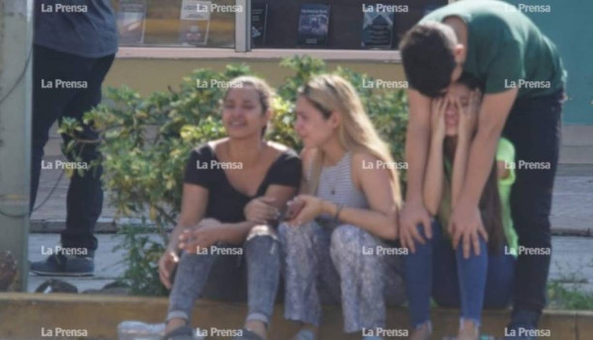 Horas después de lo sucedido y al enterarse de la noticia, familiares del joven se trasladaron hasta el lugar donde ocurrió el crimen para constatar que se trataba de Ariel Mejía Paz.