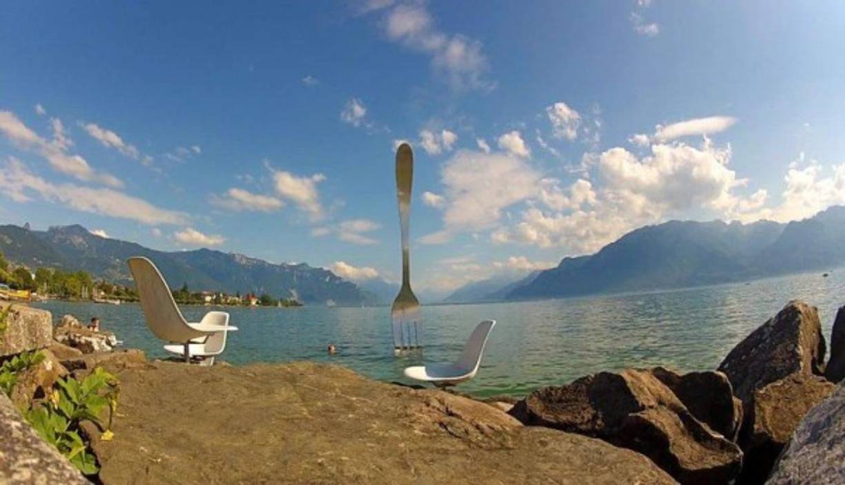 La ciudad de Vevey, en Suiza, es uno de los lugares en el que se pueden apreciar edificios magestuosos y el lago hermoso de Lemán. En las calles de Vevey hay una estatua del poeta rumano Mihai Eminescu y cerca de éste, una estatua del gran Charles Chaplin. Pero al observar hacia el lago, el visitante puede notar la atípica escultura de un tenedor.<br/>La obra mide 8 metros de alto por casi metro y medio de ancho. Fue creada por Jean Pierre Zaugg, escultor suizo. Fue ubicado por primera vez en el lago en febrero de 1995 para conmemorar el décimo aniversario de Alimentarium, el museo de la alimentación de la firma Nestlé (cuyo fundador emigró desde Alemania hacia Vevey en 1867).