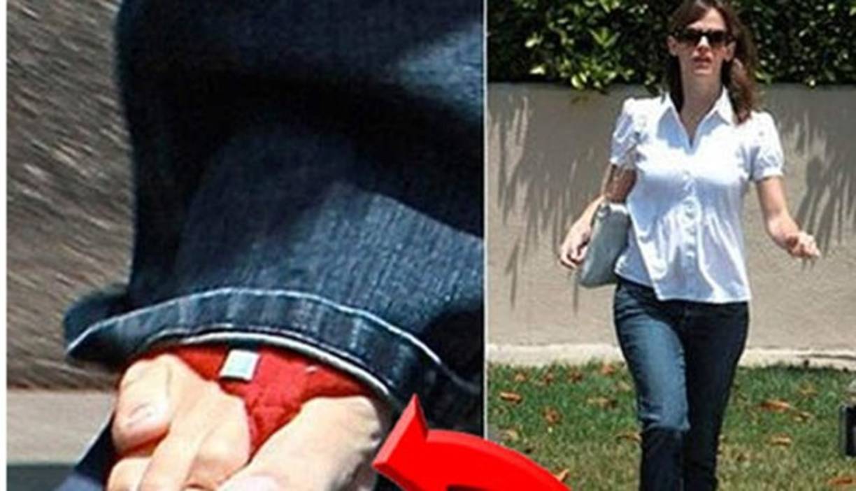 Jennifer Garner. Las orejas y los dedos de la actriz estadounidense Jennifer Garner de 42 años muchas veces son el foco de atención para algunos paparazis. Como tanta gente, Garner se siente acomplejada porque sus orejas no son todo lo pequeñas que le gustaría y además las tiene bastante separadas.