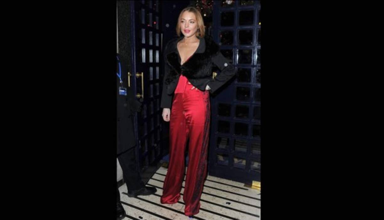 Las cenas de Navidad son la pesadilla de todos los años, pero Lindsay Lohan ha demostrado que no le tiene miedo. Para esta primera velada la actriz se ha decantado por un estilo entre sofisticado y roquero, con un vestido rojo de seda y una chaqueta de piel negra.
