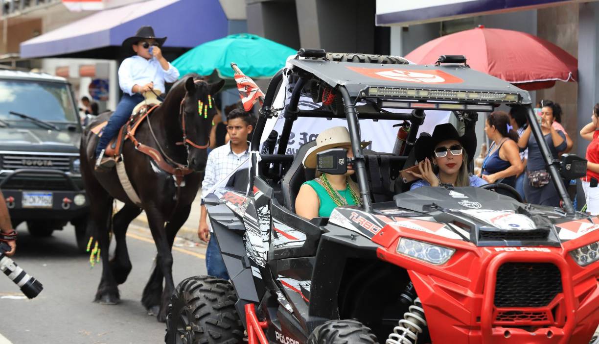 El desfile arrancó desde el laboratorio Finlay en la tercera avenida a las 12:30, pasando por el parque central, la primera calle y finalizando cerca del City Mall. 