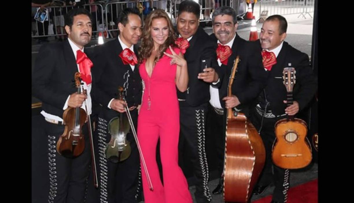 Kate del Castillo con los mariachis.