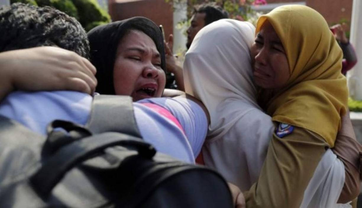En otras imágenes filmadas en el aeropuerto de Pangkal Pinang --destino del vuelo-- se podía ver a familias llorando, hablando con sus teléfonos móviles y abrazándose. Algunas de las personas musitaban: 'Oh, Dios mío'.