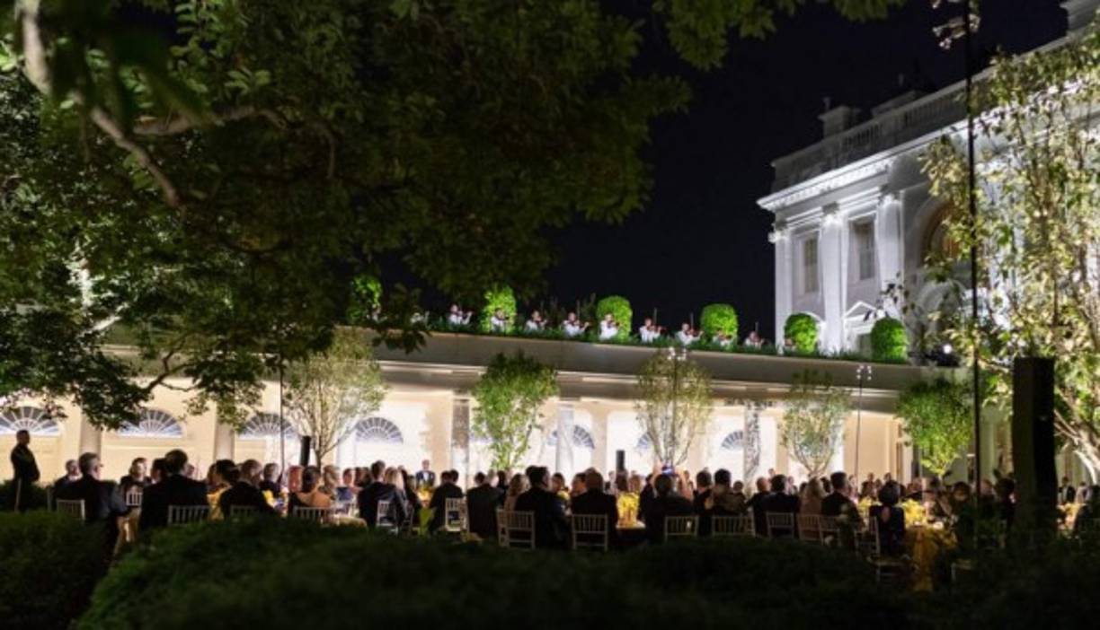 Según dijo la oficina de Melania Trump, el menú fue un homenaje a 'la exuberante temporada de finales de verano en las vastas tierras estadounidenses' y un guiño a las adaptaciones culinarias de Australia y Estados Unidos a sus culturas.