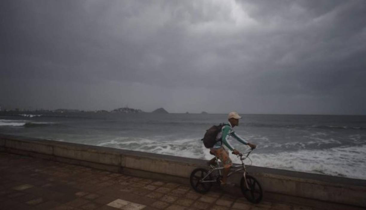 Willa interactúa además con la depresión tropical Vicente, que está por tocar tierra en el Puerto de Lázaro, provocando lluvia y oleaje en las costas de Michoacán y Guerrero.