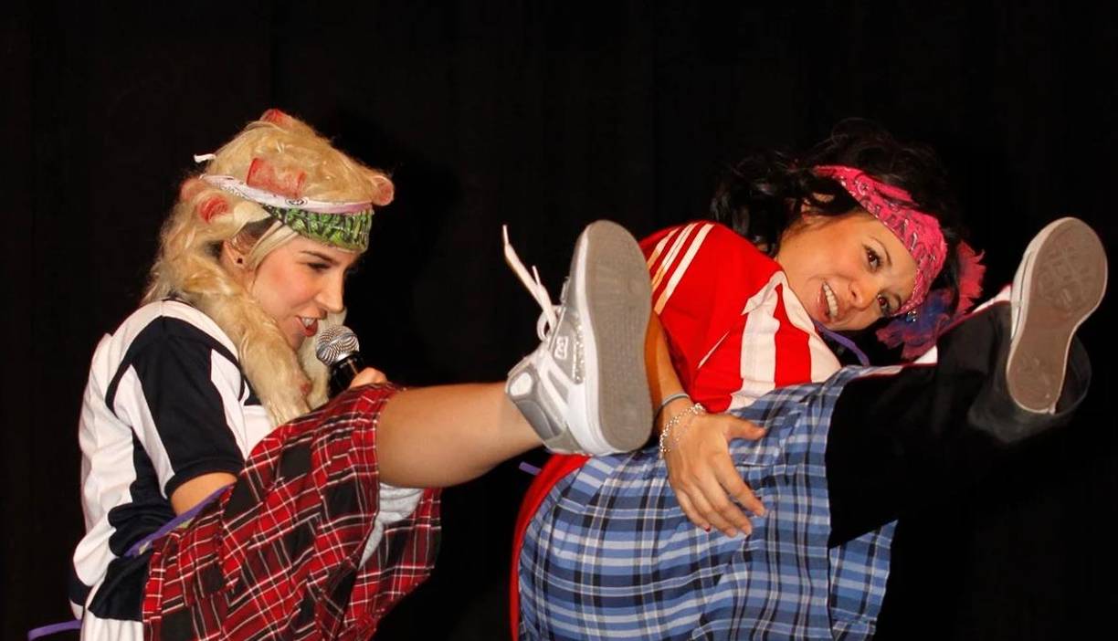 Karla Panini estaba casada con Oscar Burgos y Karla Luna con Américo Garza. Todo parecía ir bien hasta que comenzaron los rumores de un supuesto triángulo amoroso entre Panini, Luna y Garza.