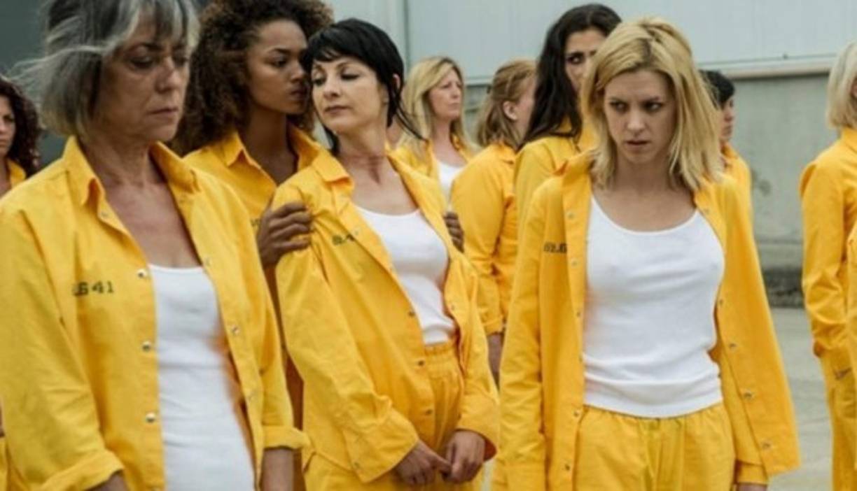 10. Hermana de Vis a Vis. Los productores ejecutivos de la serie son los mismos que los de Vis a Vis y eso se nota mucho, desde los actores escogidos al tipo de dirección de la serie, pero, sobre todo, en que ambas producciones comparten muchas localizaciones.