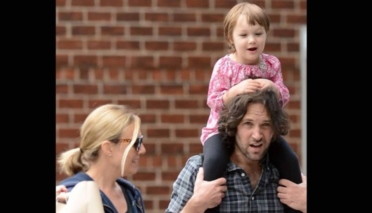 Paul Rudd con una de sus tres hijos.