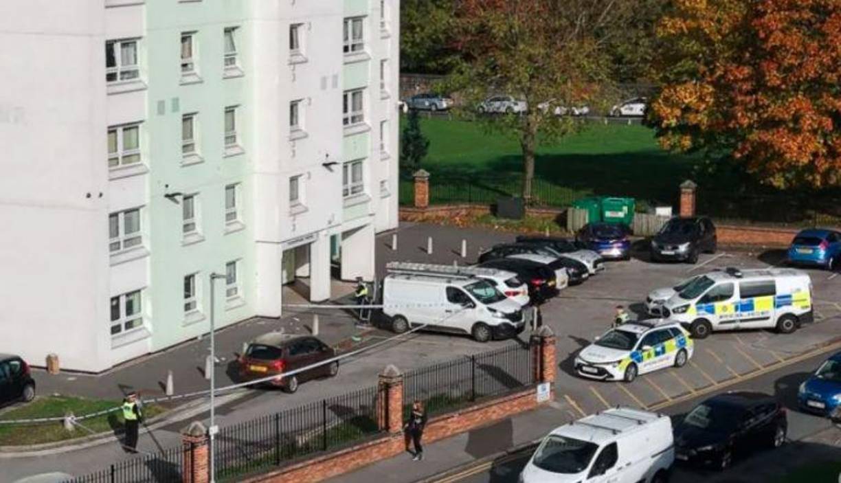 Los hechos ocurrieron en las Torres Shakespeare, ubicado en Yorkshire del Oeste, Inglaterra; eran alrededor de las 10:00 de la mañana cuando la policía local comenzó a recibir las llamadas de emergencia.