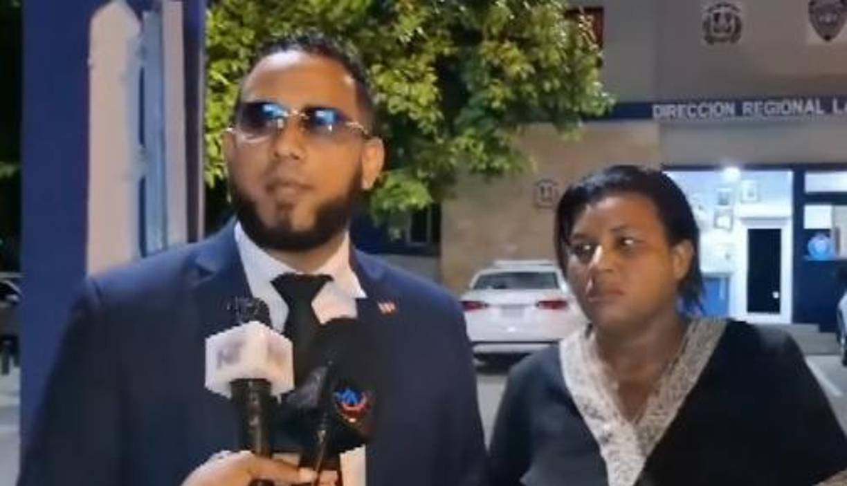 Cansada del silencio, protestó con dolor desenterrando los restos de su hija.