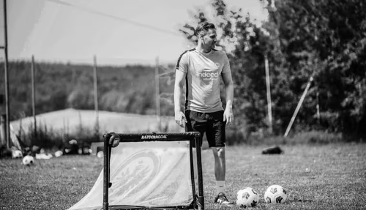 Rasche, actualmente estaba dirigiendo a la Sub-19 del reconocido club alemán, pero un trágico accidente le terminó arrebatando la vida.