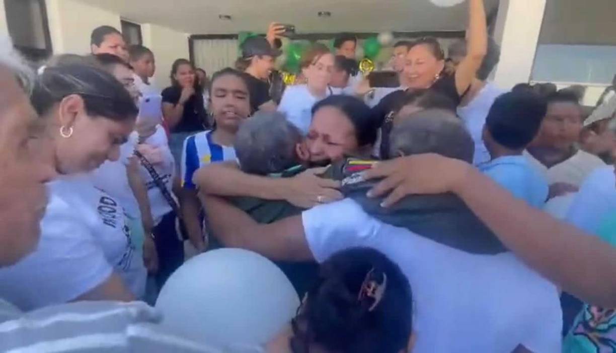 Cuando un militar abrió una de las puertas de la camioneta, Mane Díaz, que vestía una camisa verde, diferente de la que tenía cuando fue recibido esta mañana por una comisión humanitaria de la Misión de la ONU en Colombia y la iglesia católica, se abrazó a los suyos y rompió en llanto antes de entrar a la residencia.