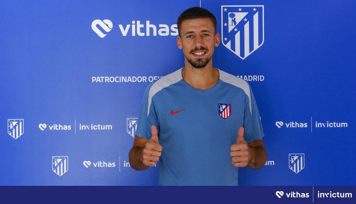 OFICIAL / El Atlético de Madrid completó este lunes el fichaje como cedido durante esta temporada sin opción de compra del defensa francés Clement Lenglet, procedente del Barcelona, para reforzar el perfil izquierdo del centro de la zaga, tras la finalización de contrato el pasado junio de Mario Hermoso.