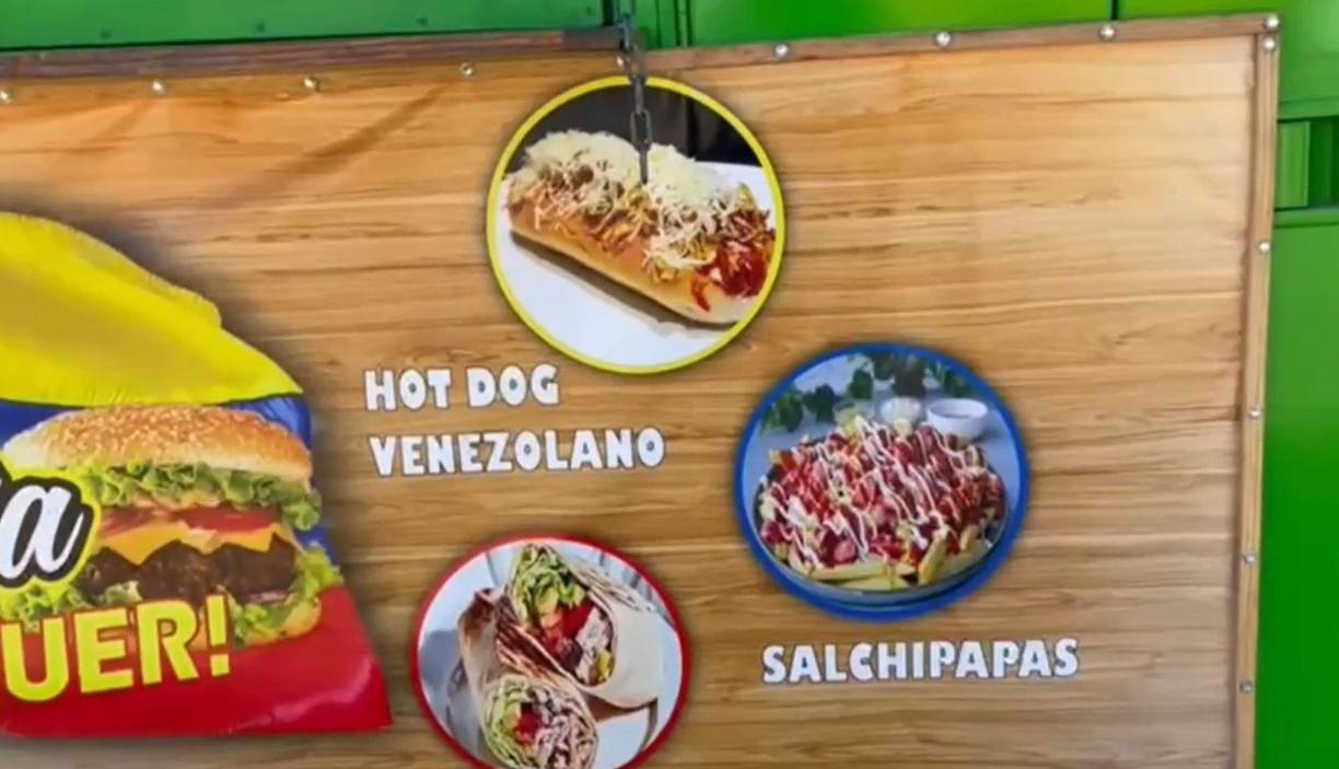 La primera vez que Saray salió de Venezuela fue hace siete años, hacia Colombia, donde trabajaba como carpintera y vendiendo arepas y otras comidas. Su segundo hijo, Luis Alejandro Espinoza, de 18 años, vive en Ecuador, con una tía, según su relato.