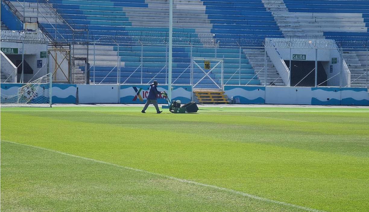 Los encargados de cuidar el césped del Nacional también aprovecharon este miércoles para darle un corte a la grama.