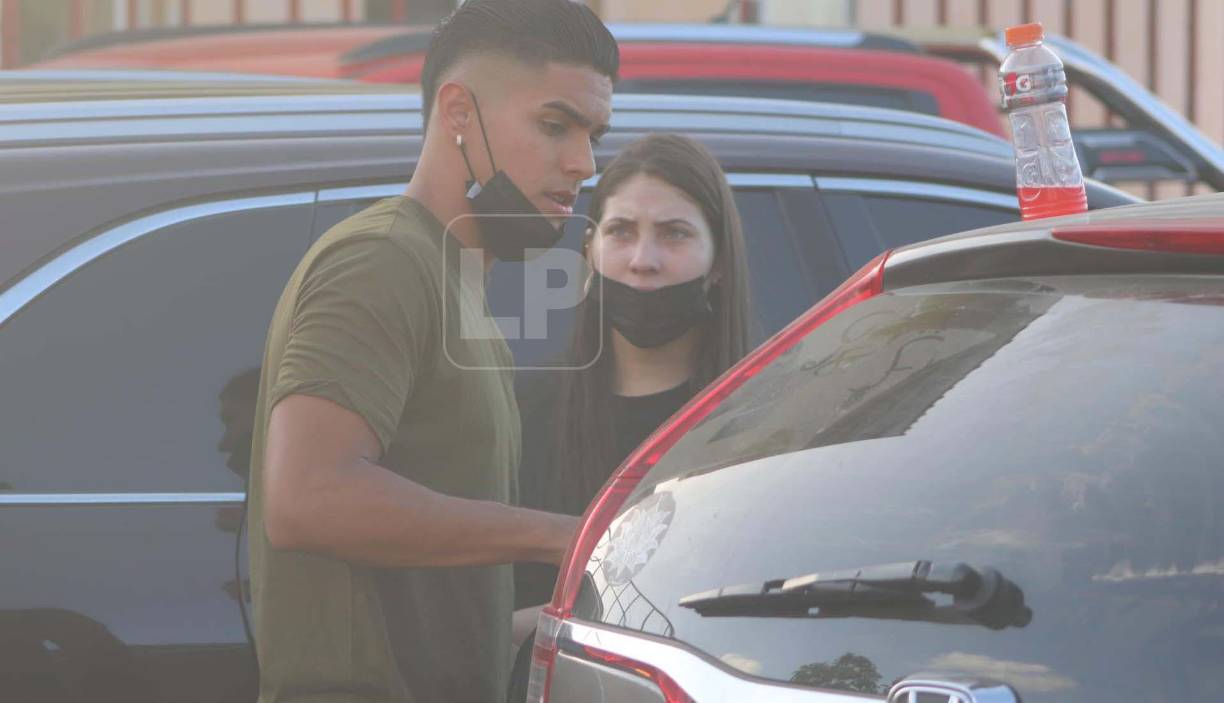El delantero Luis Palma se unió a la actividad deportiva y se hizo acompañar de su novia...
