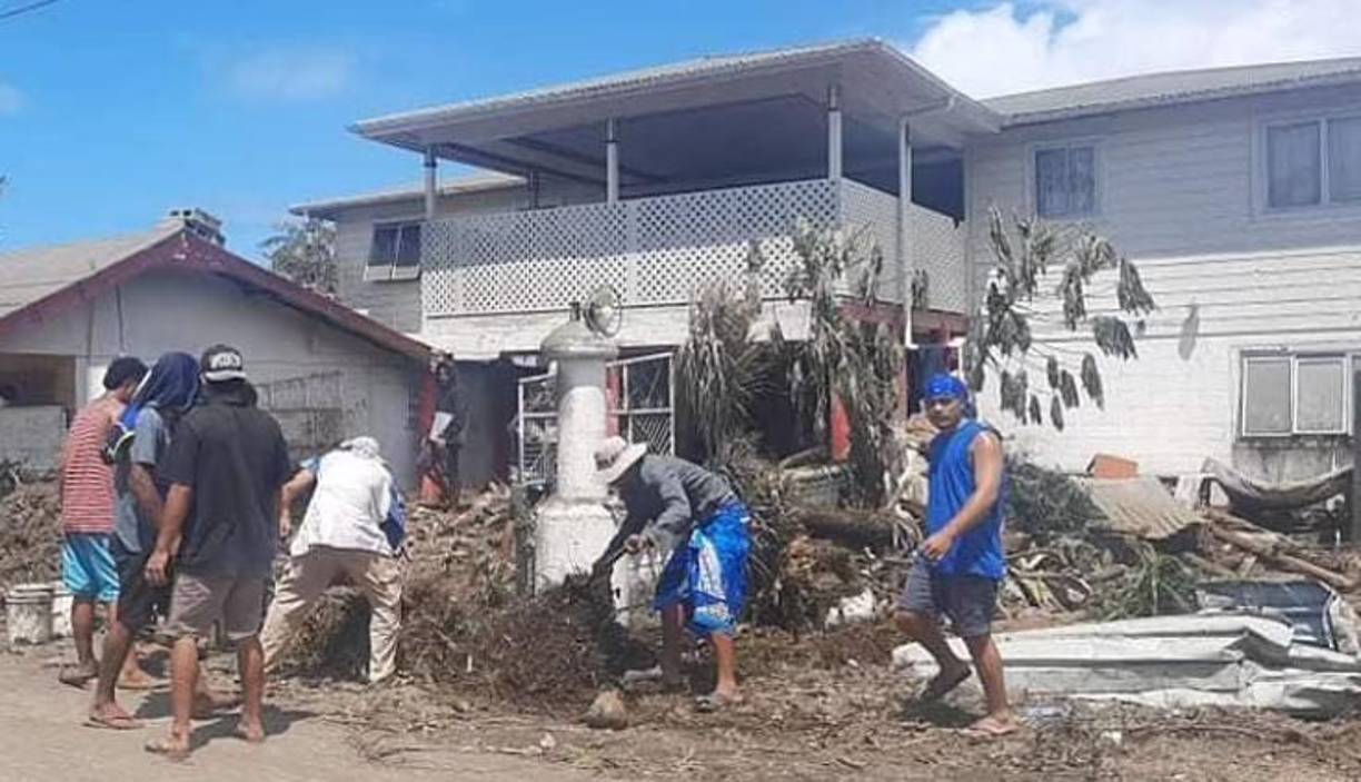 Residentes de las islas más afectadas retiran los escombros tras el tsunami que dejó completamente incomunicada la isla.