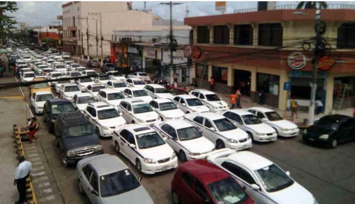 En temporada navideña cuando se le incrementa a la tarifa: “es que nosotros no tenemos aguinaldo y aunque sea para lograr algo”, es la frase con la que se busca suavisar al usuario de los taxis.