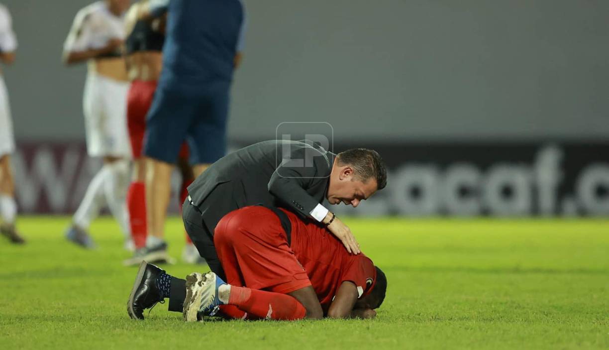 Cuerpo técnico y directivos de Panamá llegaron a consolar a cada uno de los jugadores.