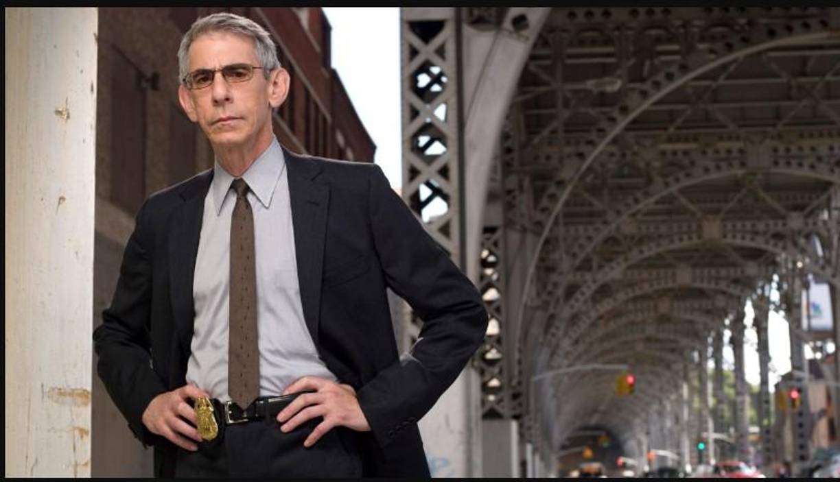 “Trabajé por primera vez con Richard en el crossover ‘Law &amp; Order’/’Homicide’ y me encantó mucho el personaje. Le dije a Tom (Fontana) que quería convertirlo en uno de los personajes originales de ‘SVU’. El resto es historia”, dijo Wolf. “Richard aportó humor y alegría a todas nuestras vidas, fue un profesional consumado y todos le echaremos mucho de menos”.