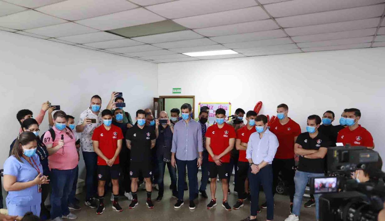 La delegación del Atlas tuvo el lindo gesto de compartir con la Fundación Teletón.