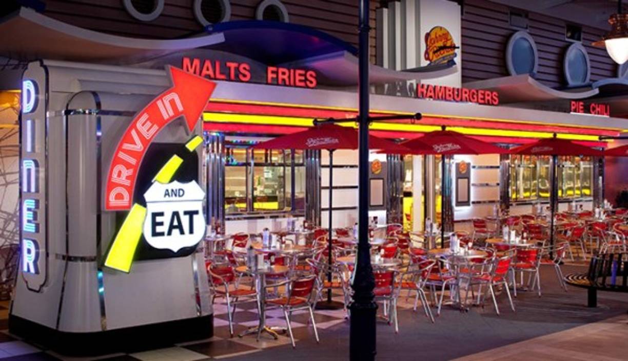 Al ser uno de los tres cruceros más grandes del mundo cuenta con 2,752 camarotes, 4 albercas, 6 jacuzzis, pista de patinaje de hielo, cancha deportiva, salones de conferencia y teatro, entre otras amenidades.