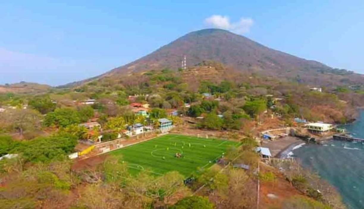 La hermosa cancha se encuentra a la orilla del mar.