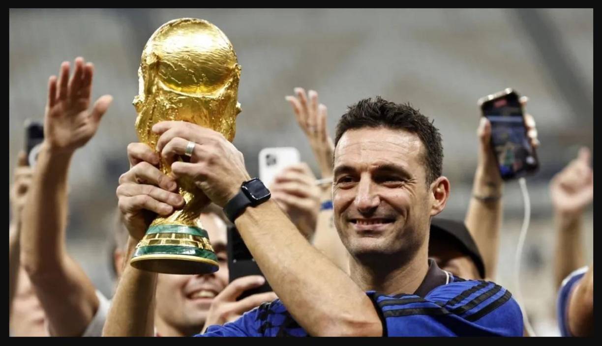 “Cuando vine a jugar en el 2008 conocí a la que es hoy mi esposa. Ella tenía 30, yo 31, y tenía que volver a Italia porque estaba cedido por el Lazio” contó Scaloni en una entrevista y agregó “Fue un flechazo. Estuve cuatro meses para conseguir su teléfono, impresionante lo que hubo que picar piedra. En Mallorca teóricamente es fácil porque es una isla, pero no lo fue”, mencionó Scaloni .