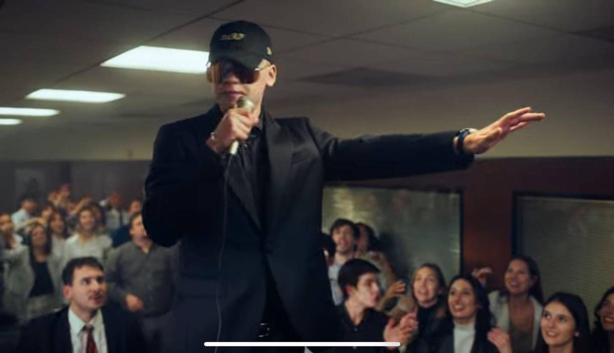 En el cortometraje, Biza junto a los actores argentinos Guillermo Francella y Gastón Cocchiaarale hacen una introspección del fenómeno musical en que se ha convertido Bizarrap en estos últimos años.