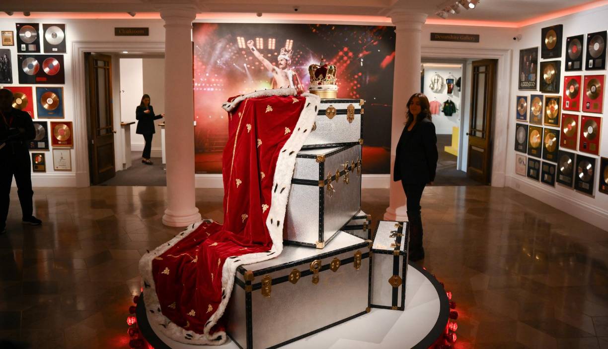 Es en este edificio que fueron conservados estos “tesoros” durante tres décadas, explicó el jueves David Macdonald, responsable de ventas en Sotheby’s.Recorrer las salas de la muestra permite admirar piezas emblemáticas, como la corona y la capa que el artista lucía en “God Save The Queen” para cerrar cada concierto de la última gira de Queen, en 1986.