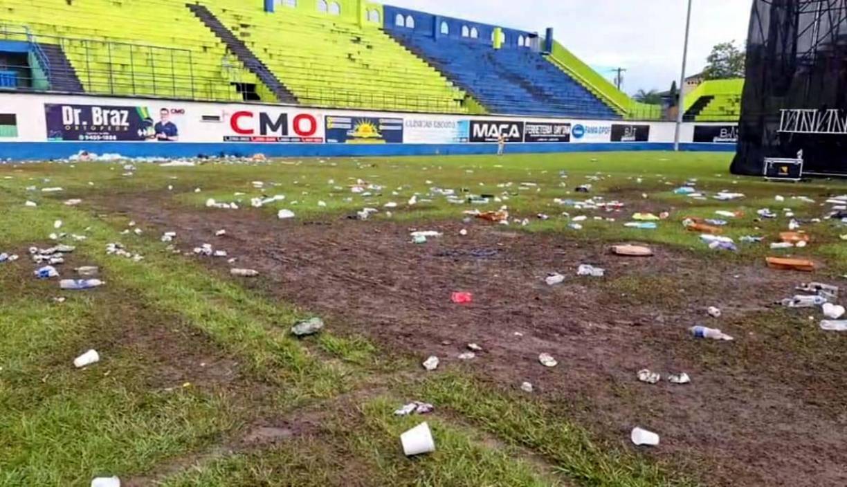 Así quedó la cancha del estadio Juan Ramón Brevé Vargas después del concierto de Bronco.