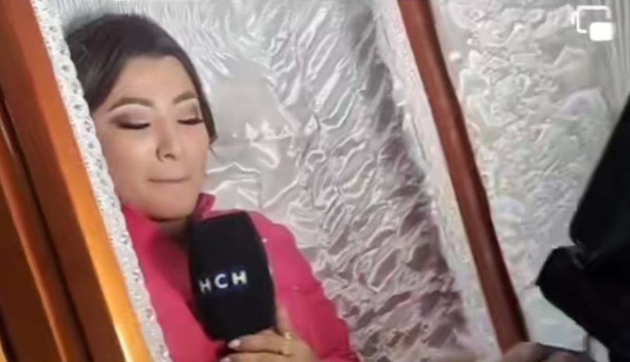 Lo que nadie se imaginó es que la influencer decidió meterse en el ataúd para grabar mientras aparece desde adentro. 