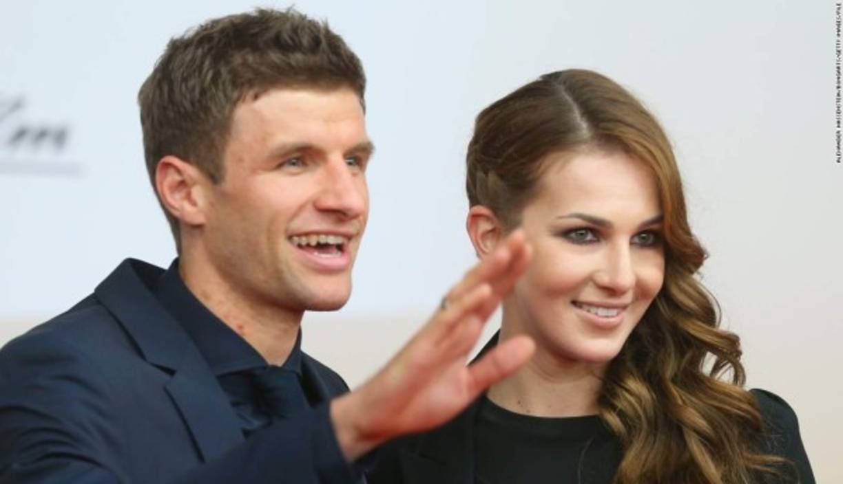 Lisa Müller y el delantero alemán del Bayern Múnich.