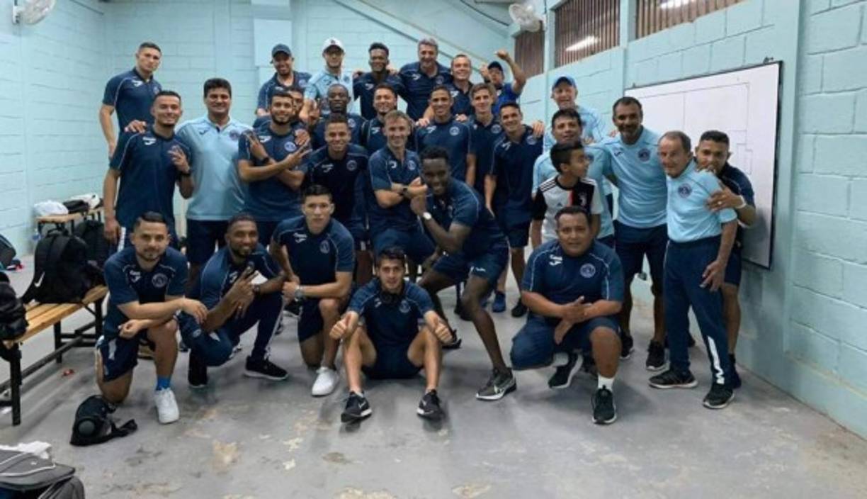 La celebración de jugadores y cuerpo técnico del Motagua en el camerino del Carlos Miranda.