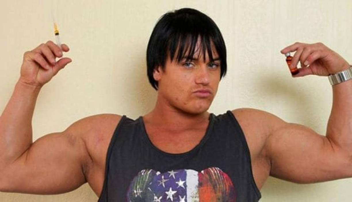 Le creció la barba, empezó a tener acné, le cambió la voz y hasta le creció un 'pequeño pene', según su descripción: 'Se convirtió en algo muy grande, de casi 3 centímetros de largo'. Finalmente se le cortó la menstruación, 'podría argumentar que cuando deseé tener brazos y hombros grandes buscaba una apariencia masculina, pero nunca quise dejar de ser mujer'.