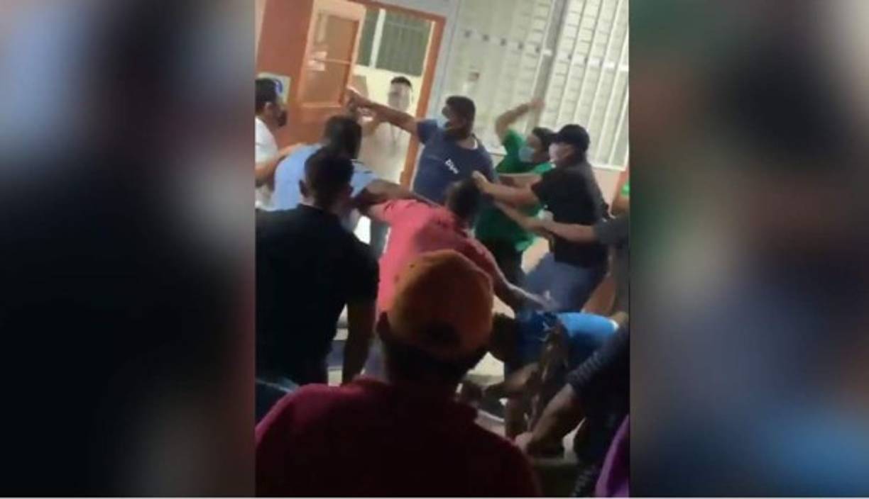 Uno de los momentos bochornosos de la jornada electoral la protagonizaron simpatizantes de los partidos políticos en La Ceiba, zona atlántica de Honduras, quienes se fueron a los golpes dando un mal ejemplo a la juventud y niñez de Honduras.