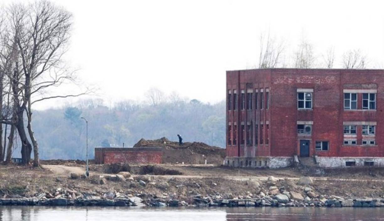 Unos 1.200 entierros, algunos de personas no identificadas, aún tienen lugar cada año. Los adultos son enterrados en féretros individuales de pino, en grupos de tres, uno encima de otro, mientras los niños son enterrados de a cinco.<br/><br/>Los ataúdes llevan números, no nombres, y no hay lápidas. Pequeños marcadores blancos que indican las fosas señalan los lugares donde están los cuerpos.