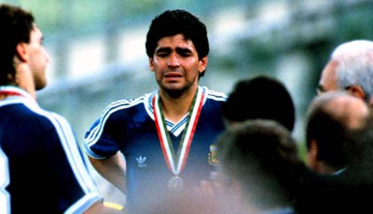 Luego de la derrota ante Alemania en el Mundial de Italia en 1990, el capitán Diego Maradona salió ante la prensa y manifestó su bronca e impotencia. 'Fue la última Copa. Creo que no juego más con la camiseta argentina', dijo el Diez todavía con la albiceleste puesta.