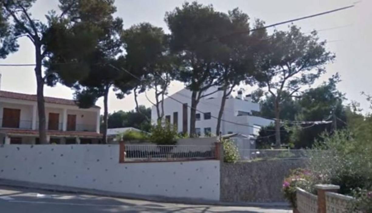 La casa está ubicada en un terreno elevado que parece recordar Hollywood Hills y unas vistas increíbles.