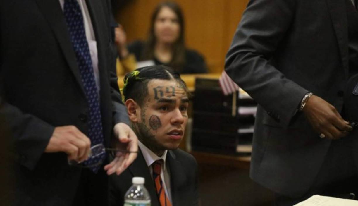 Señalado como 'soplón' por integrantes de la banda, Tekashi fue puesto en libertad y obtuvo una reducción de condena por ser un 'prisionero ejemplar' y cooperador.