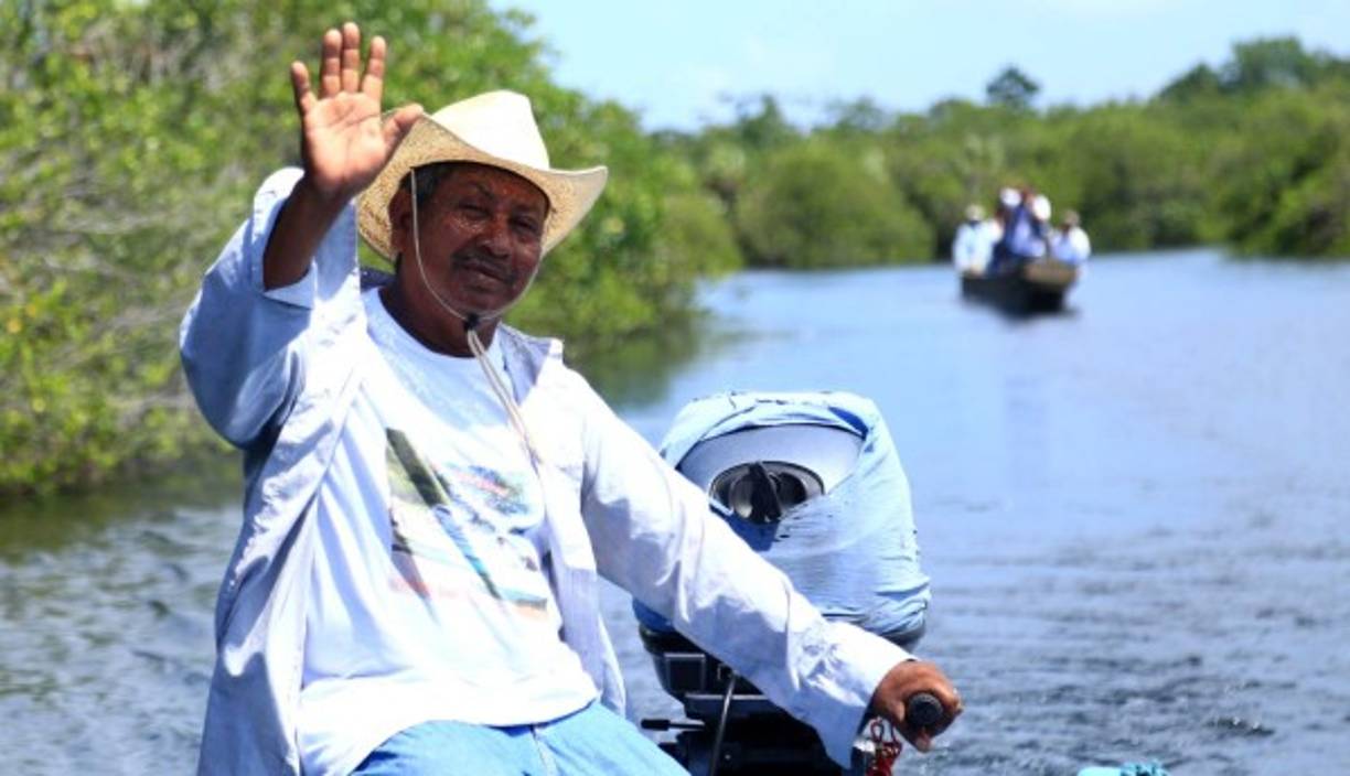 Ovidio Centeno se gana la vida transportando turistas en La Mosquitia.