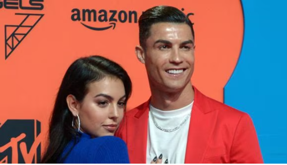 “Como todos sabréis, porque Georgina lo ha contado, cuando se conocieron Cristiano entraba a la tienda de Gucci con unos amigos y con su hijo y justo ella salía por la puerta. Pero no fue así”, empezó relatando.