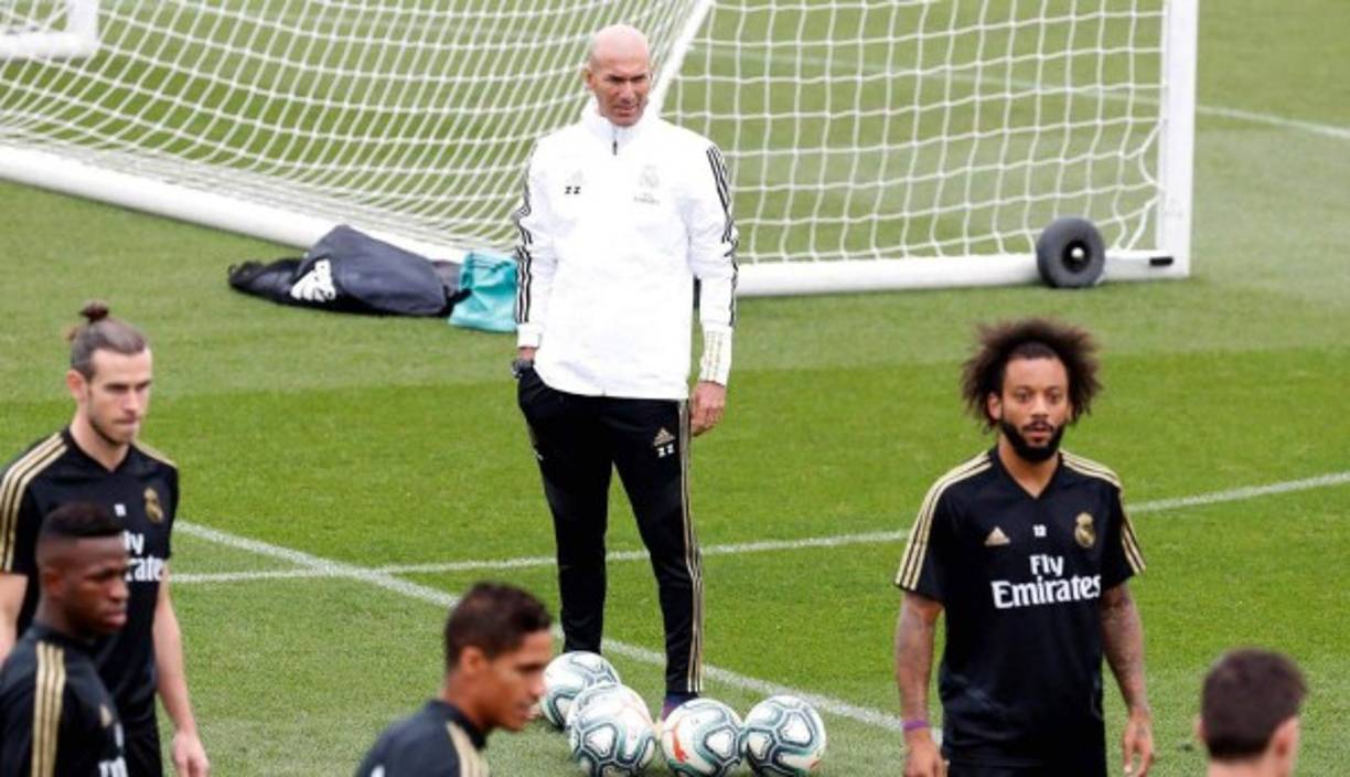 Según el diario Sport de España, en el Real Madrid se viene una barrida por lo que han revelado la lista negra de los 11 futbolistas que se estarían marchando del club madridista de cara a la próxima campaña.