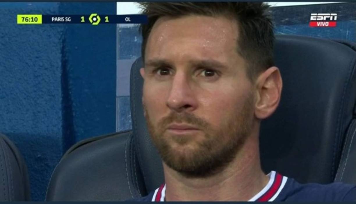 La cara de pocos amigos de Messi fue captada por las cámaras de televisión.