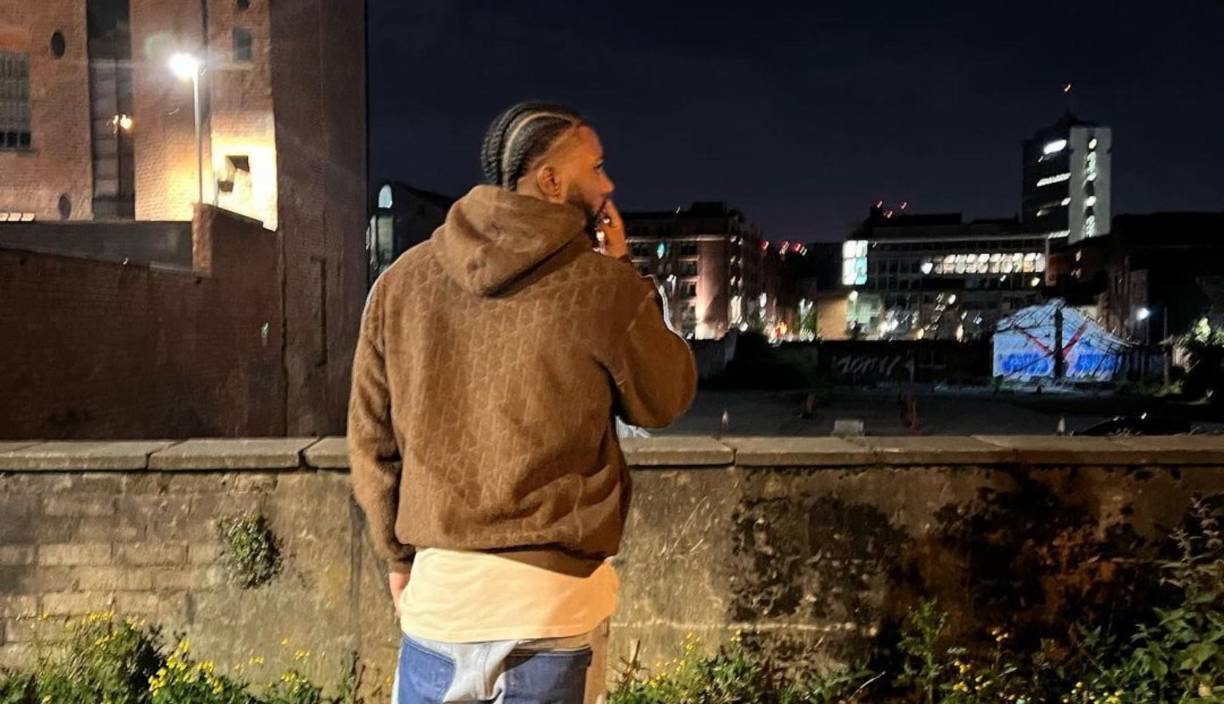 Un exfutbolista del Liverpool ha generado revuelo ya que ahora se conoció que se dedica a la venta de pollo frito en las calles de Inglaterra.