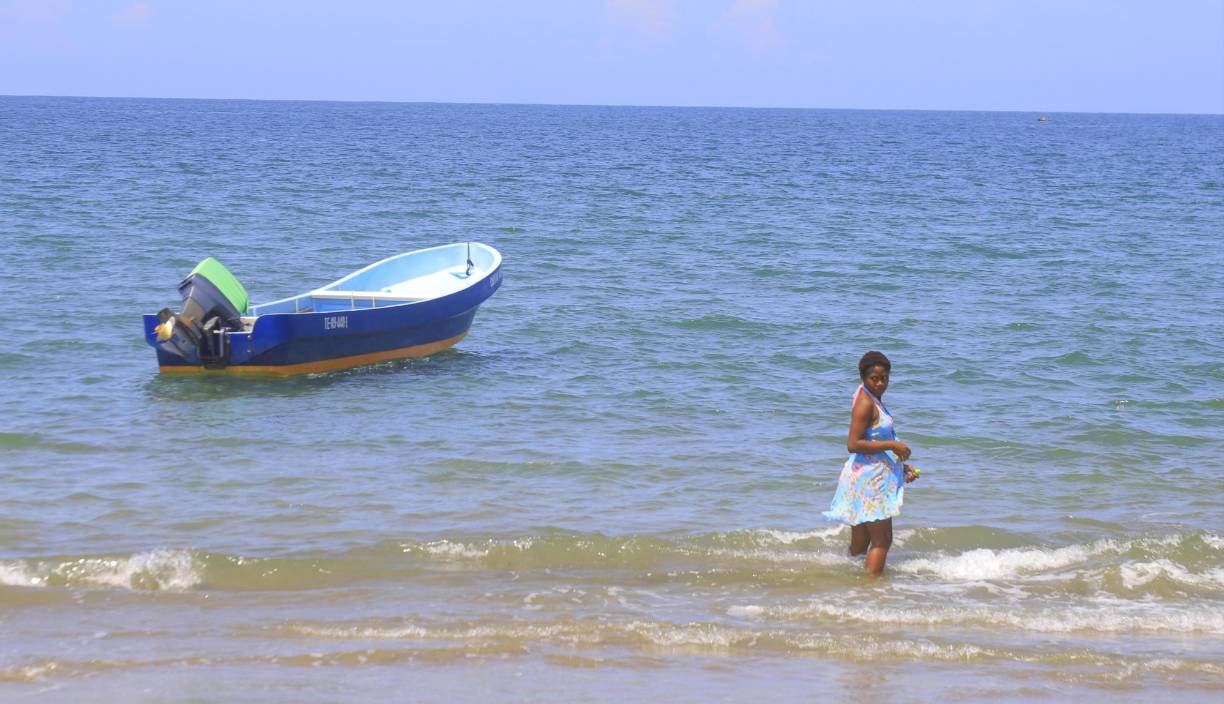 Los dueños de lanchas también ofrecen sus tour a destinos como Punta Sal y el parque Jeanet Kawas donde les muestran las bellezas naturales.